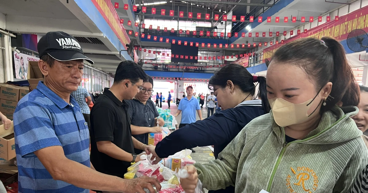 Một doanh nghiệp tặng hơn 1.300 chỉ vàng tri ân người lao động