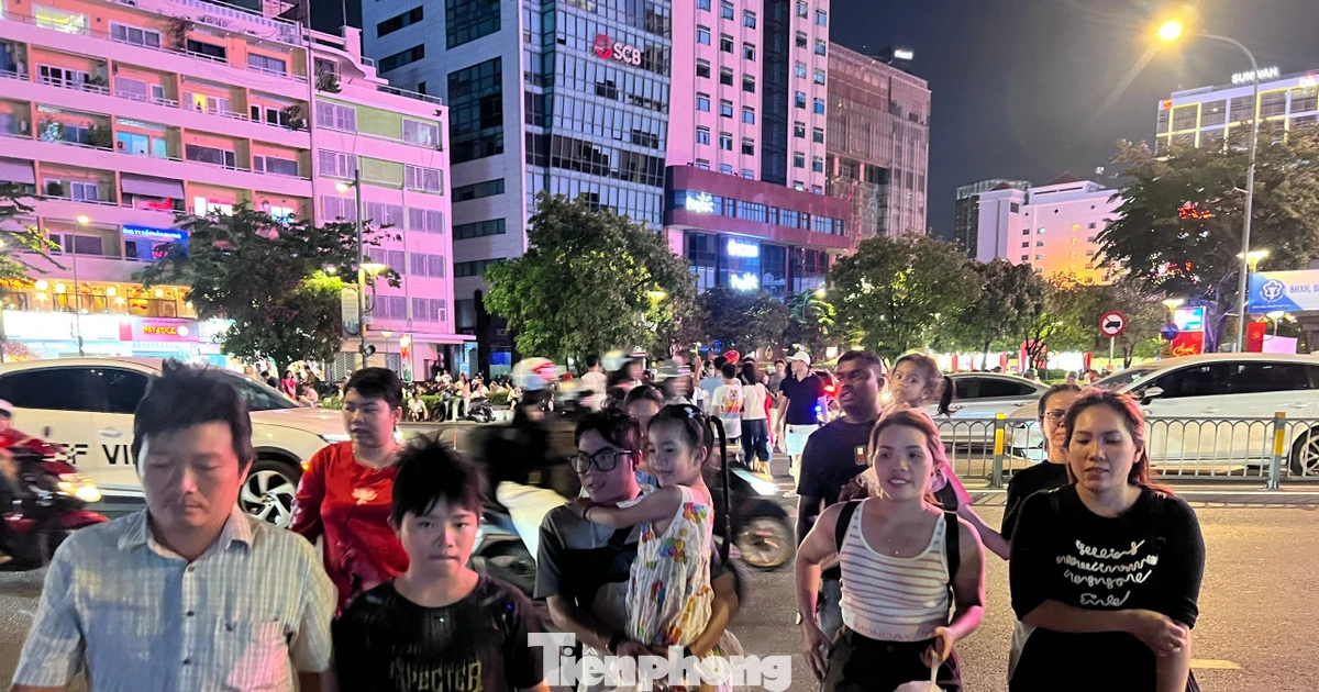Người dân đổ dồn về trung tâm TPHCM chờ xem pháo hoa