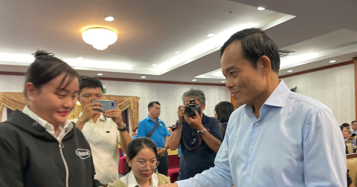 Người lao động TPHCM vỡ òa nhận chuyển khoản quà Tết