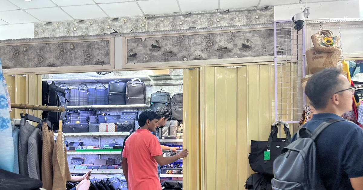 Sạp hàng nửa kín, nửa hở ở những 'thiên đường mua sắm' TPHCM