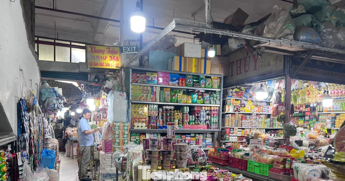 ‘Lệch pha’ mua sắm dịp lễ: Chợ đìu hiu, siêu thị không chỗ chen chân