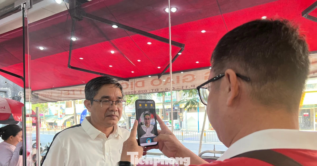 Xếp hàng chờ xác thực thuê bao di động ở TPHCM