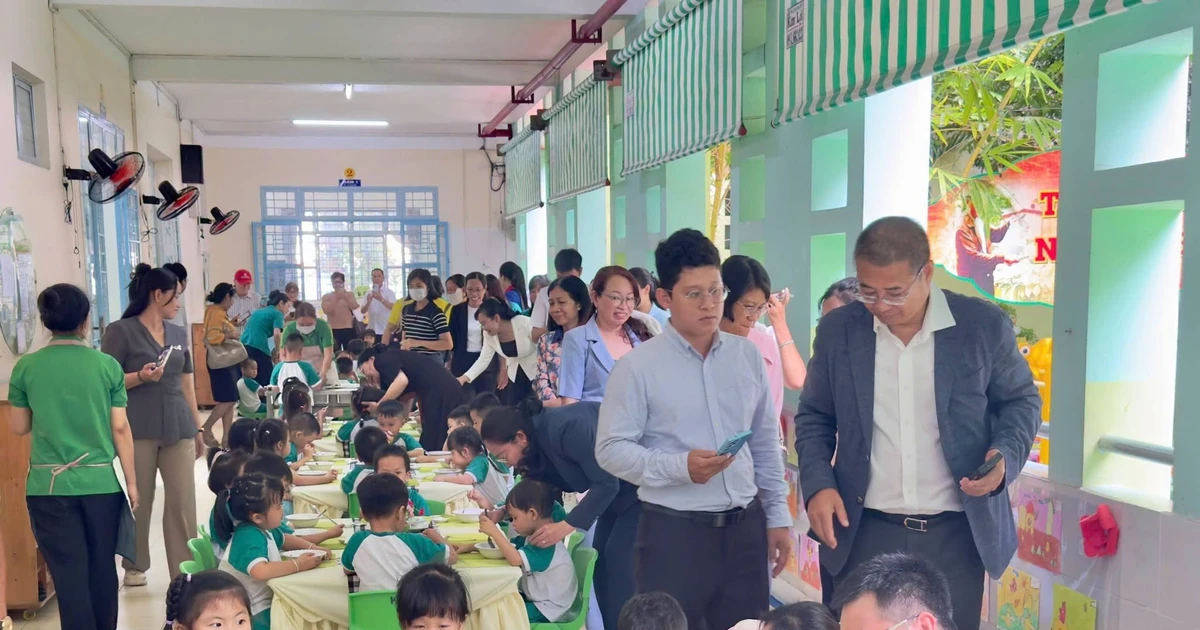 Tick xanh trách nhiệm: Từ quầy kệ siêu thị đến bữa ăn học đường