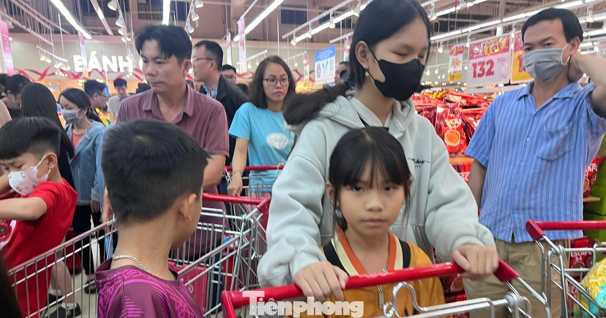 Nửa đêm, siêu thị vẫn ken đặc người mua sắm Tết