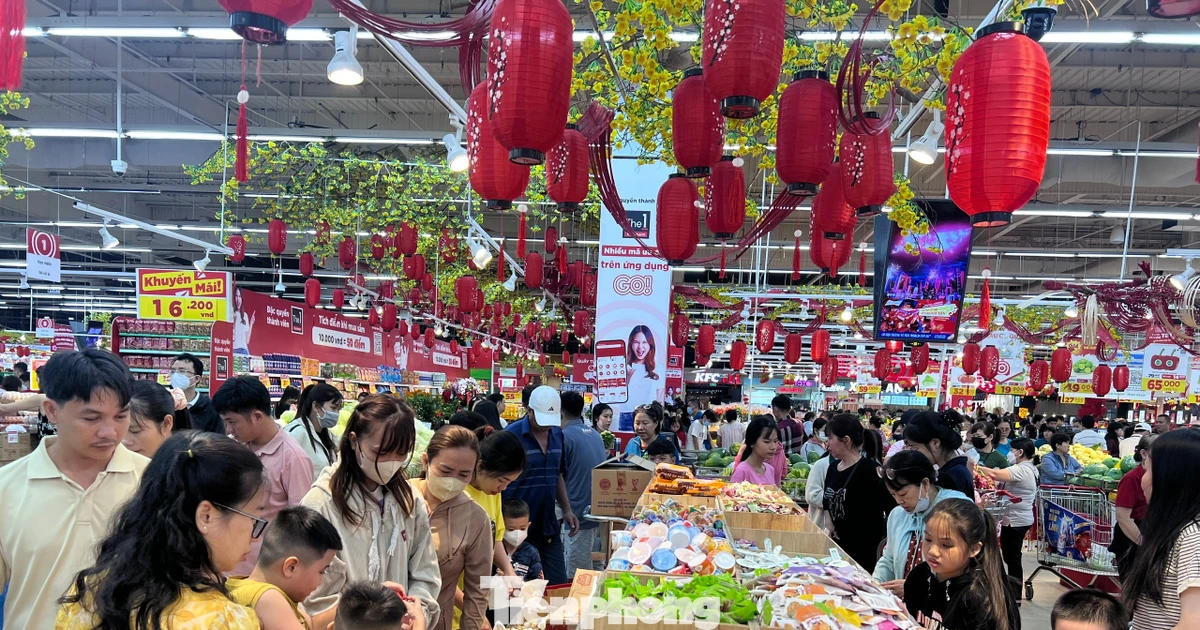 Áp lực chi phí dồn dập, bán lẻ 'gồng mình' giữ giá