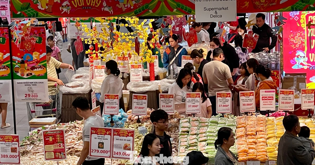 Người dân nườm nượp mua sắm, siêu thị TPHCM ‘nóng’ trước cao điểm Tết