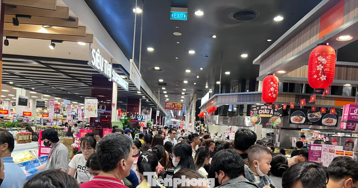 Khách chen chân ăn uống, nhà hàng quá tải từ trưa đến tối