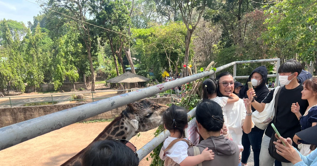 Kỳ nghỉ ‘vàng’ kéo dài, TPHCM tung loạt sản phẩm hút khách