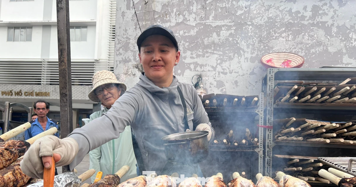 TPHCM: Phố cá lóc tấp nập khách mua cúng Vía Thần tài