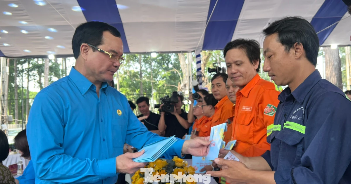 Cả nghìn người lao động TPHCM nô nức tham gia chợ Tết Công đoàn