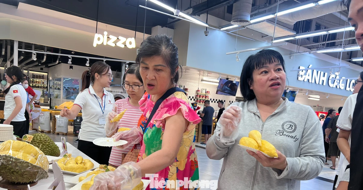 TPHCM có buffet sầu riêng ngon quên lối về, khách ăn 'thả ga'