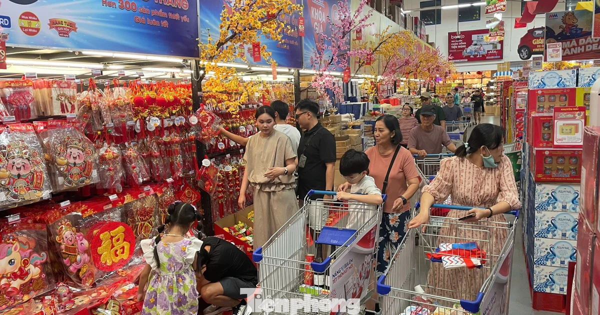 Vừa mở cửa, người dân đã chen chân vào siêu thị sắm Tết
