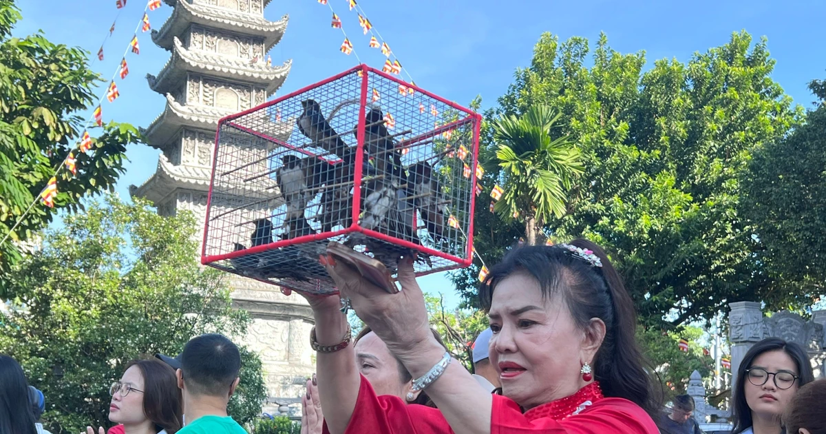 Cảnh xếp hàng 'xin lộc' đầu năm