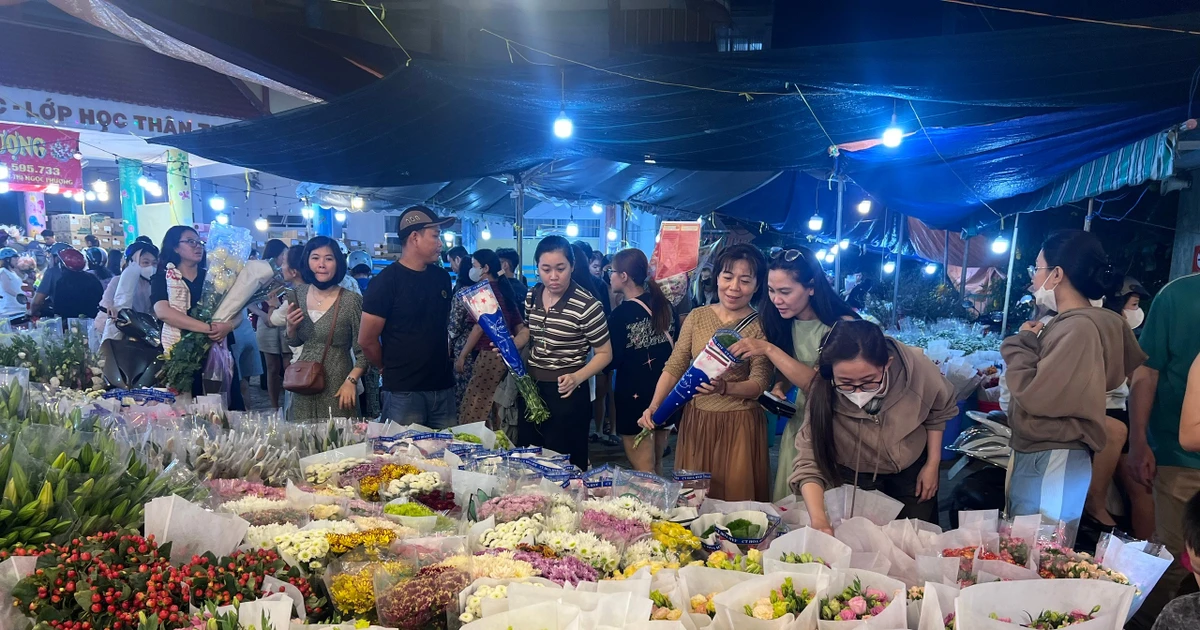 Xuyên đêm 'săn' hoa Tết ở chợ Hồ Thị Kỷ