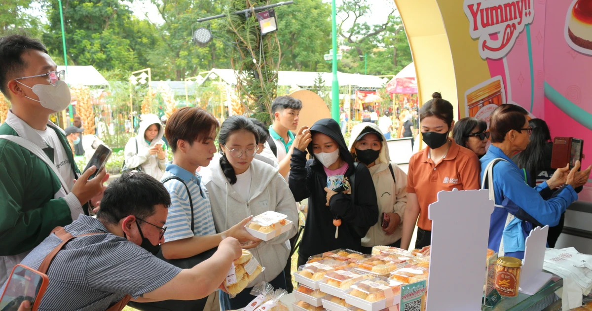 Người dân, du khách nước ngoài 'chen chân' thưởng thức bánh mì ở TPHCM