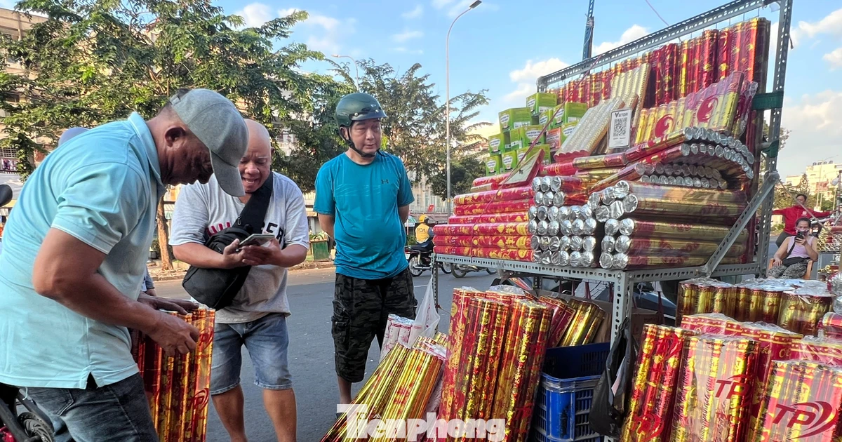 Tấp nập chợ pháo hoa giấy lớn nhất TPHCM trước giao thừa