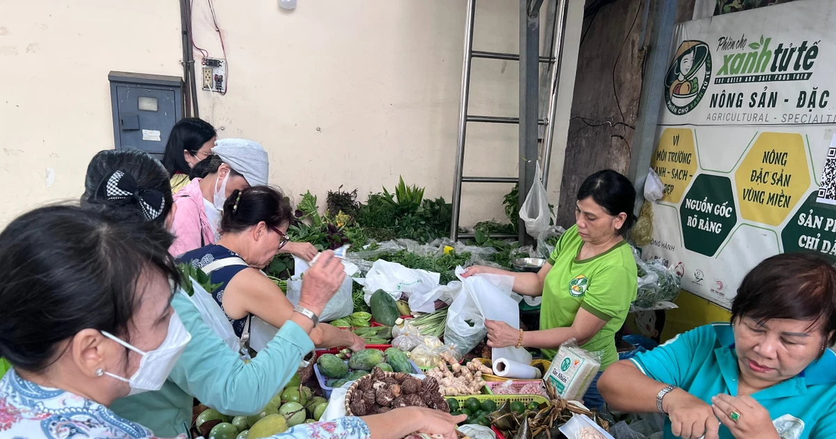 ‘Săn’ thực phẩm ngon, giá mềm ăn lễ