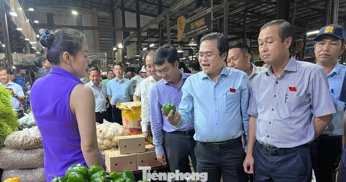 An toàn thực phẩm: Trong chợ siết chặt, bên ngoài bỏ ngỏ