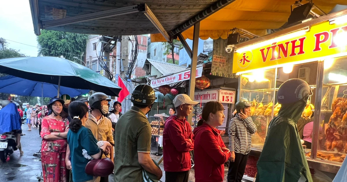 Rồng rắn đội mưa chờ mua heo quay cúng Thần tài