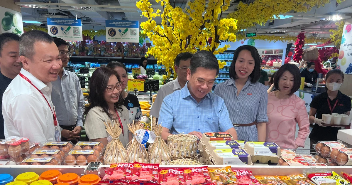 Lãnh đạo TPHCM bất ngờ kiểm tra hàng Tết tại siêu thị