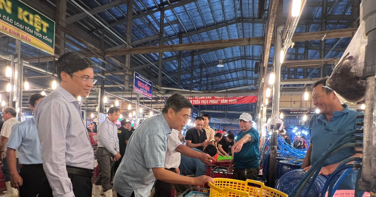 Xuyên đêm kiểm tra chợ đầu mối trái cây, rau thịt trước Tết