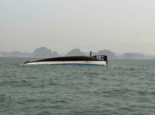 Thủ tướng Lào gửi điện chia buồn vụ lật tàu thương tâm ở Hạ Long