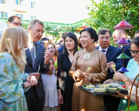 Phu nhân Ngô Phương Ly dự lễ hội văn hóa, thăm lớp học tiếng Việt ở Nga