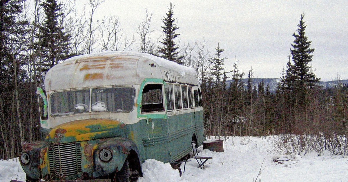 Dùng trực thăng di dời 'xe buýt ma thuật' từng khiến 2 người chết ở Alaska  | Báo điện tử Tiền Phong