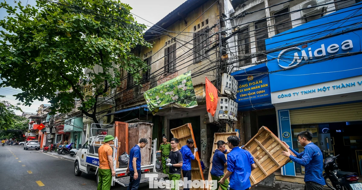 Di dời người dân khỏi chung cư 'chờ sập' ở Ninh Bình