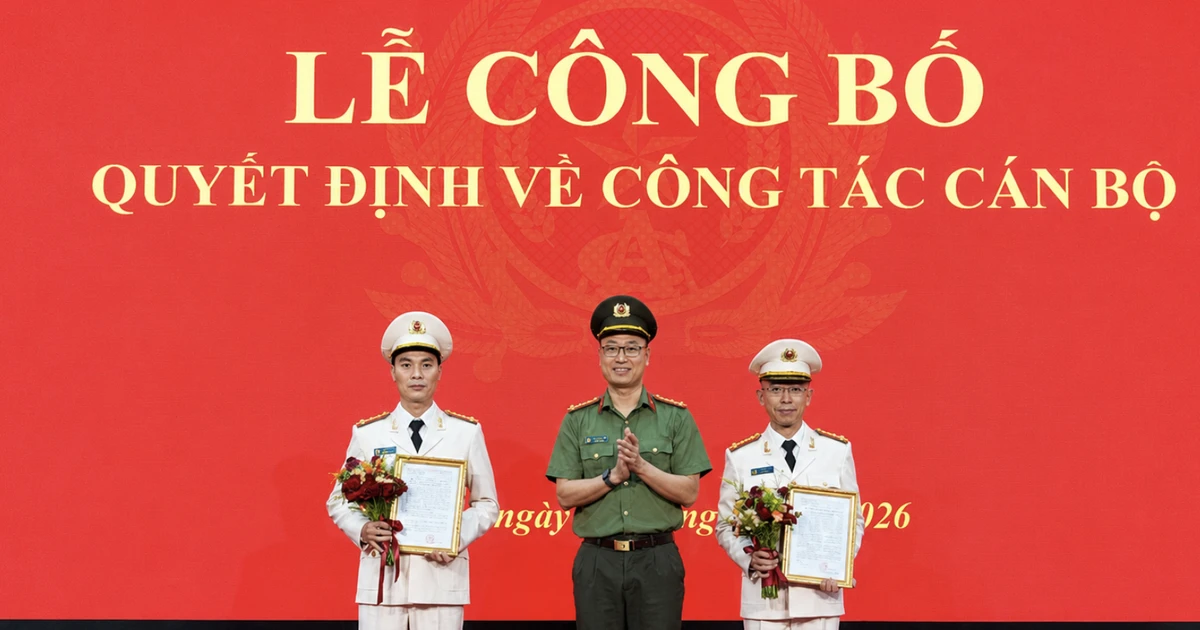Chủ tịch và Tổng Giám đốc FPT Telecom được phong hàm thượng tá