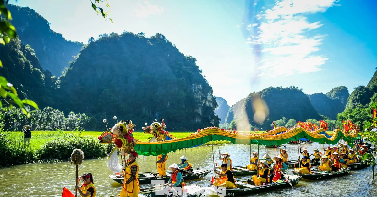 Hàng nghìn người 'đội nắng' rước sản vật của 34 tỉnh, thành