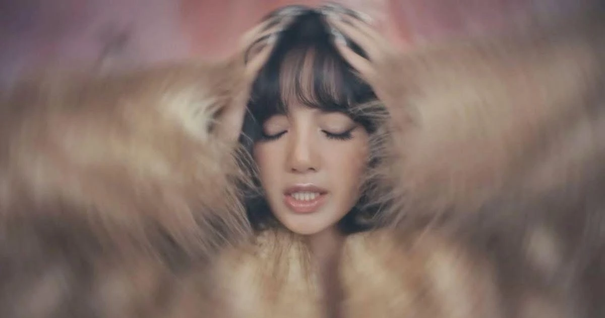 Lisa năng suất nhất Coachella 2026, update hoạt động lia lịa khiến fan chóng mặt