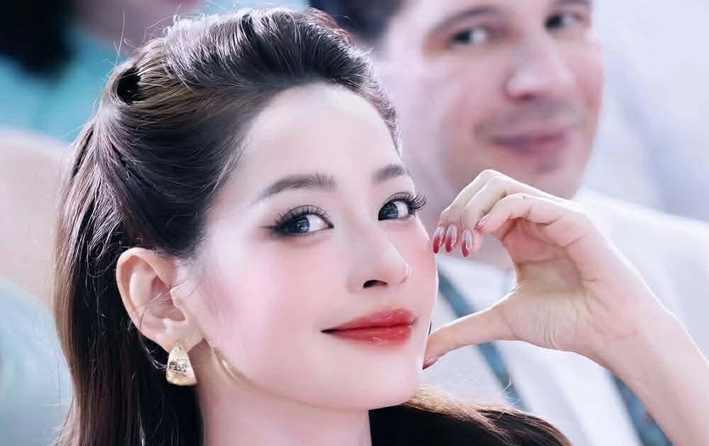 Chi Pu, Tóc Tiên, Hoa hậu Tiểu Vy đều "kết" phụ kiện này, lên mặt "auto đẹp"