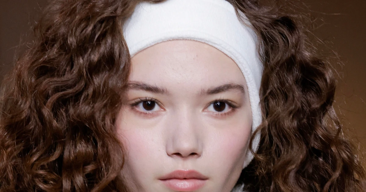 Trang điểm phong cách Sleeping Beauty: Sự sang trọng hóa của makeup Clean Girl