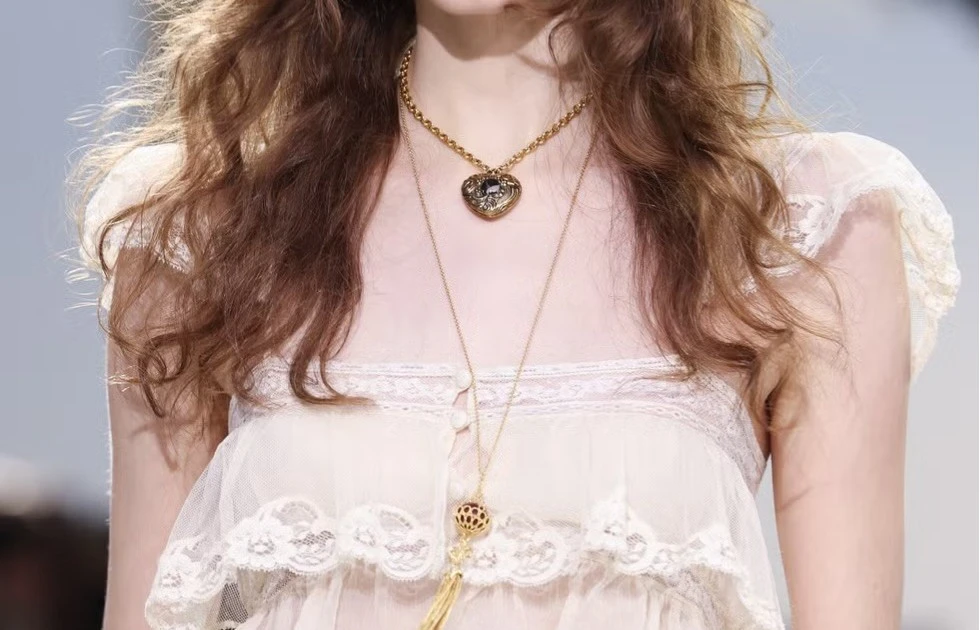 Xu hướng trang sức từ sàn diễn thời trang: Mặt dây locket trở thành tâm điểm