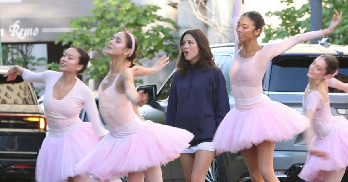Olivia Rodrigo chạy vòng quanh New York quay MV mới cùng nhóm vũ công ballet