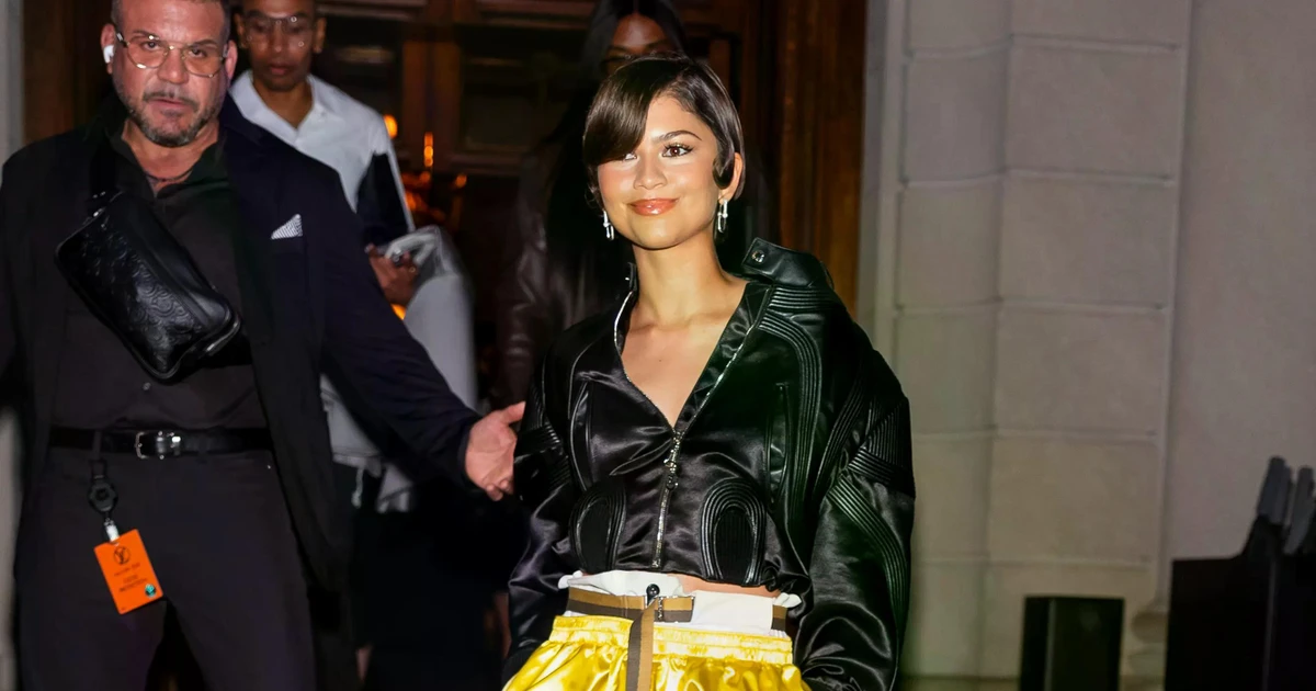 Zendaya mặc đồ tưởng lệch pha nhưng thật ra bắt trúng tinh thần Hè năm nay