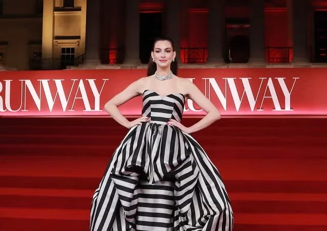 Anne Hathaway đẹp lộng lẫy tại các buổi ra mắt phim The Devil Wears Prada 2