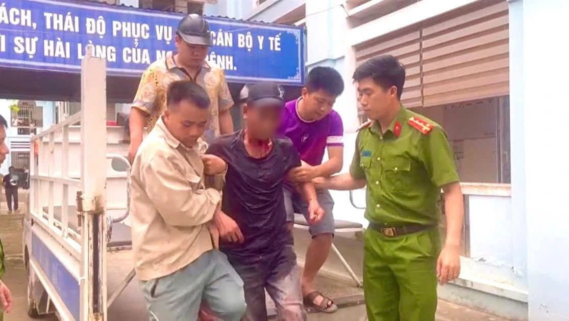 Công an đưa người đàn ông tự dùng gạch đập vào đầu đi cấp cứu