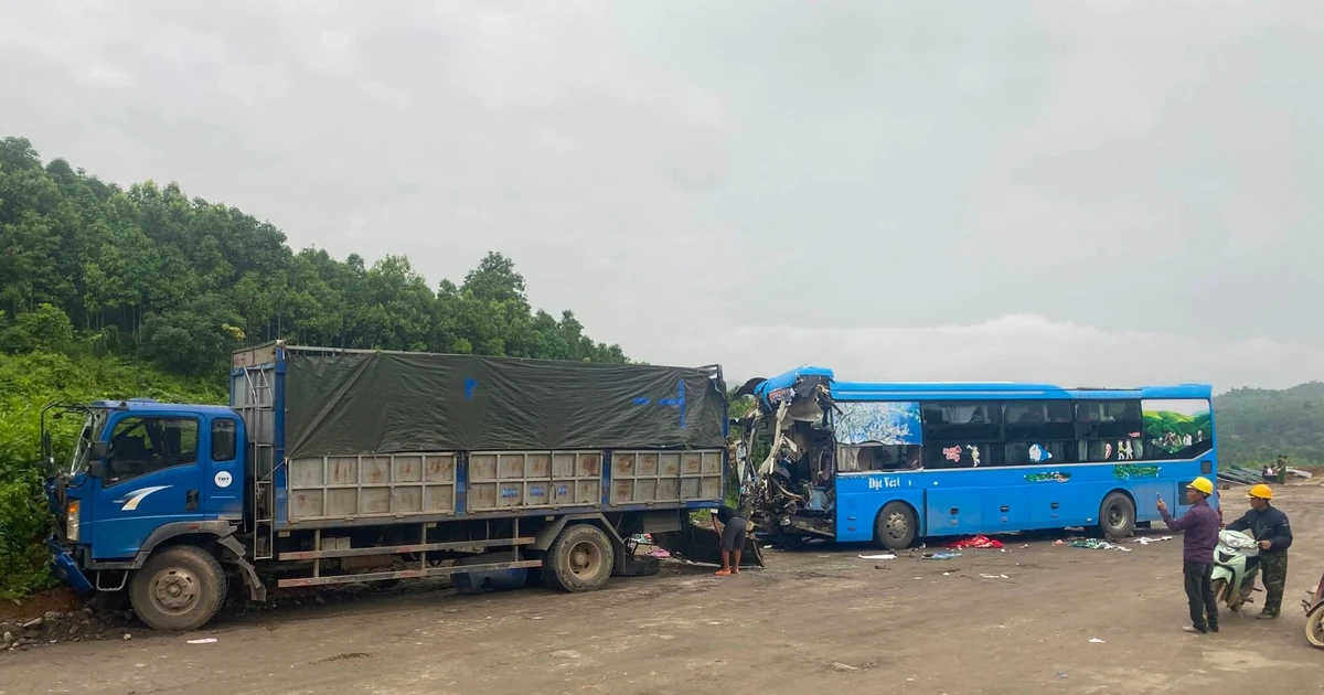 Xe khách lao vào xe tải trên cao tốc, lái xe tử vong, 5 người bị thương