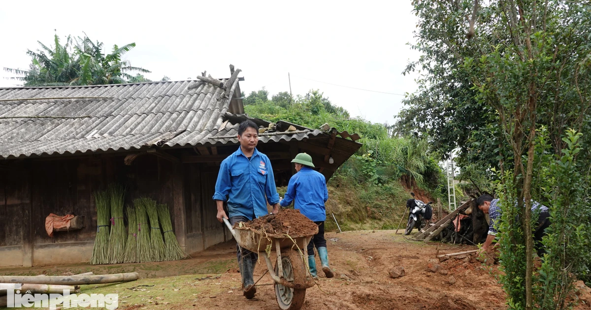 Thanh niên Lào Cai dọn dẹp bùn đất, giúp bà con vùng lũ ổn định cuộc sống