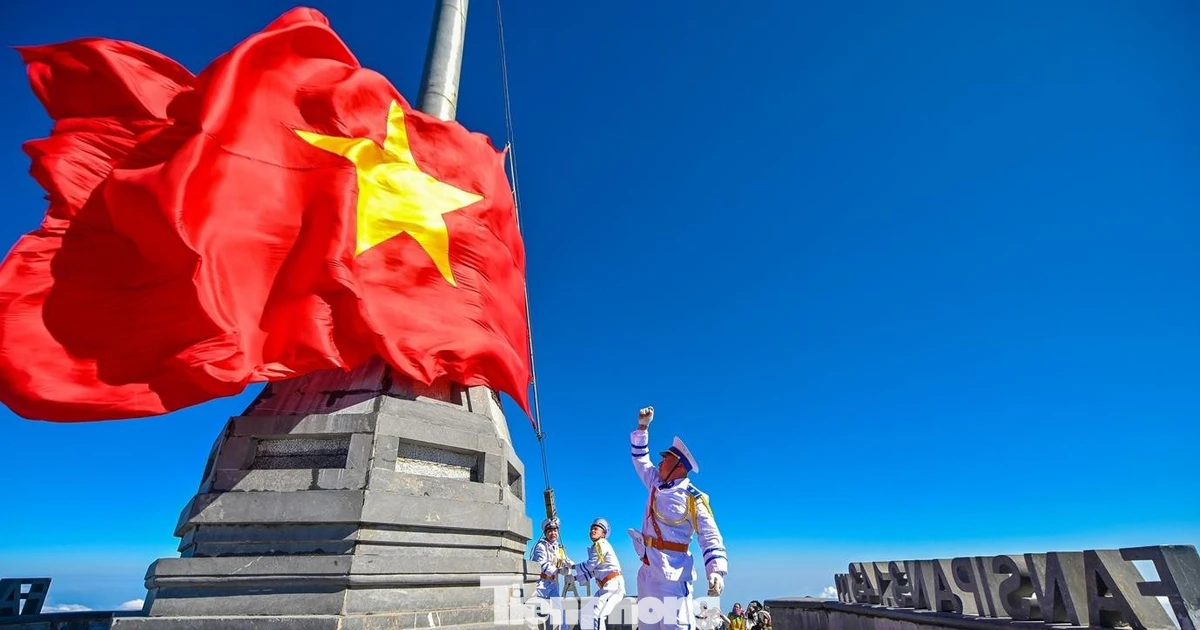 'Nóc nhà Đông Dương' rực đỏ Ngày Thống nhất non sông