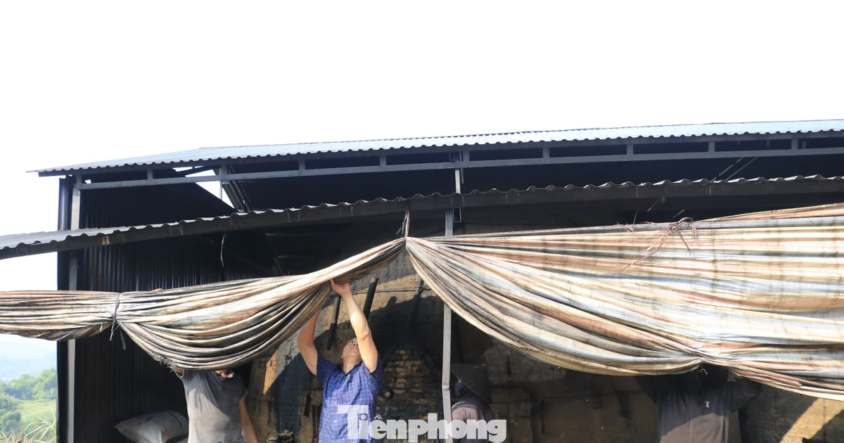 Tháo dỡ cơ sở đốt than trái phép, gây ô nhiễm tại Lào Cai