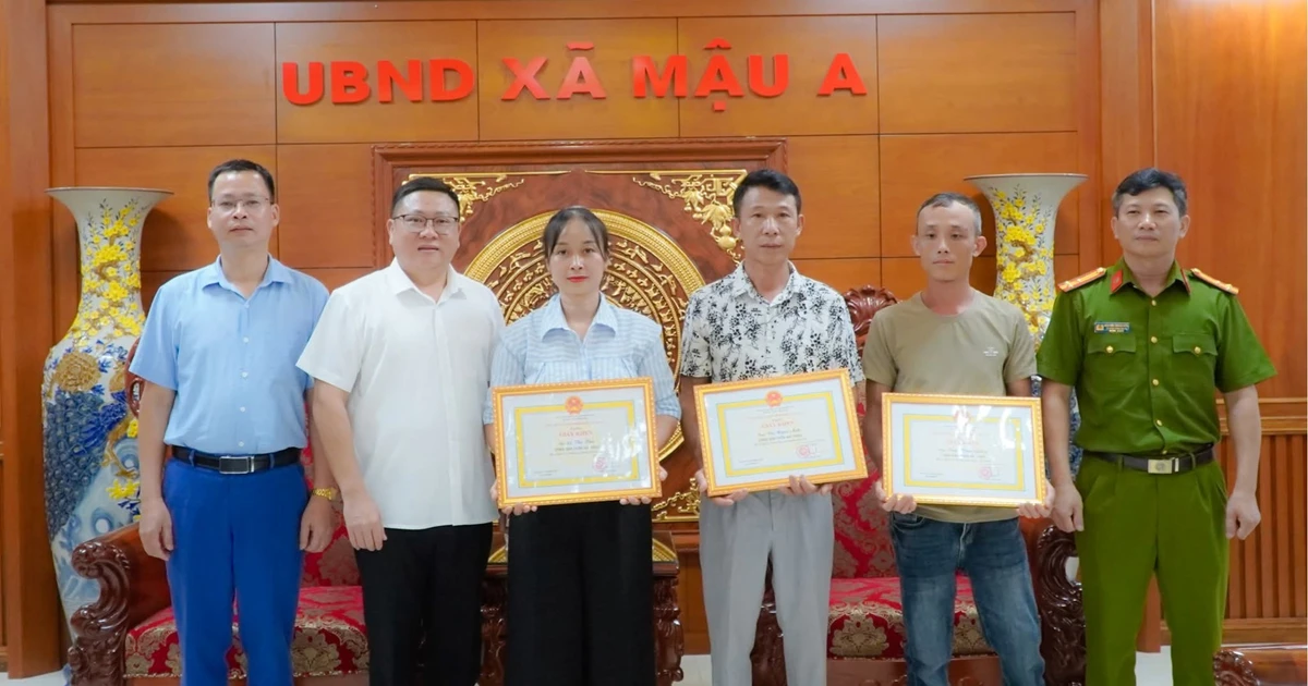 Ba người cứu một phụ nữ tâm thần nhảy xuống dòng nước xiết lúc rạng sáng