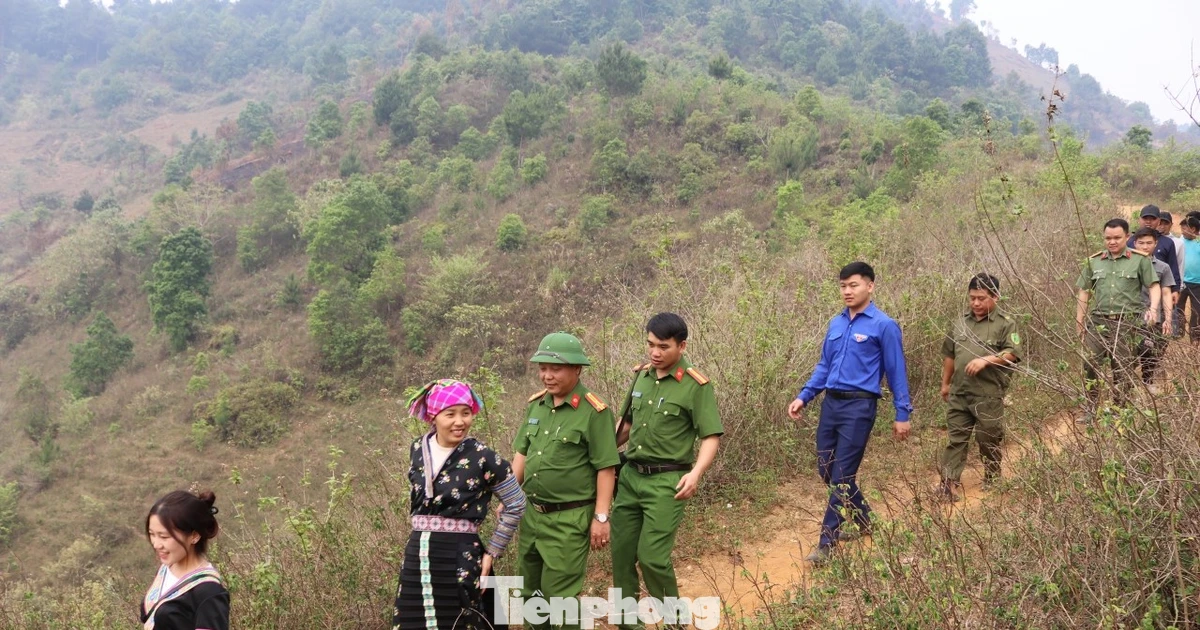 Công an Lào Cai băng rừng, vượt núi, đến từng nhà test ma túy