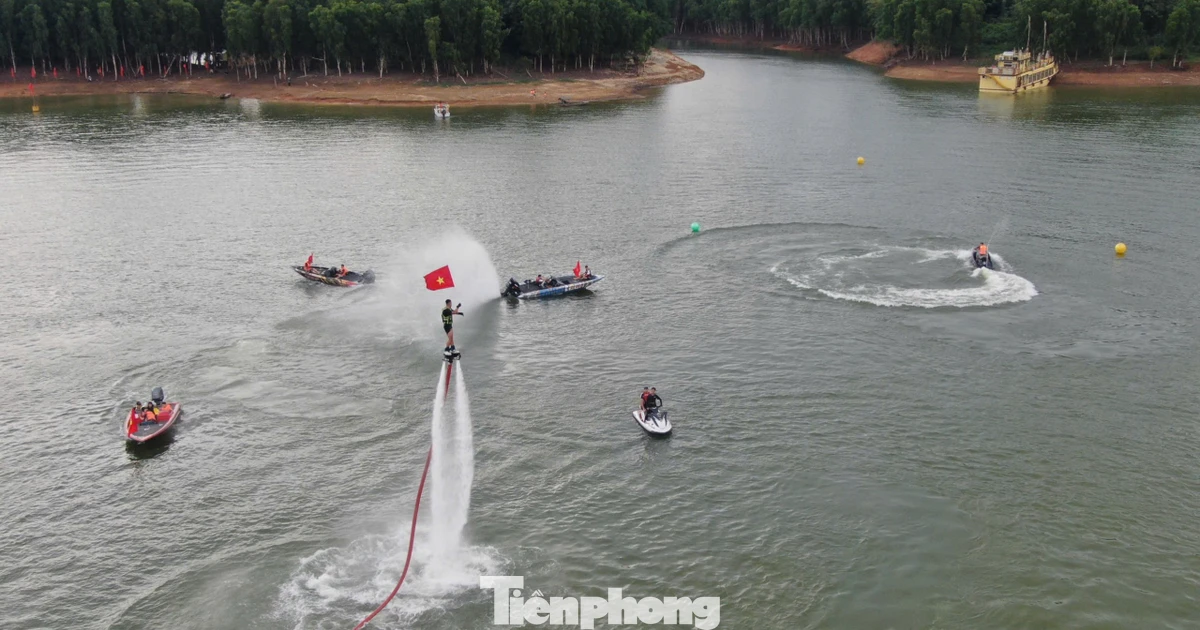 Lần đầu tiên trình diễn flyboard trên hồ Thác Bà