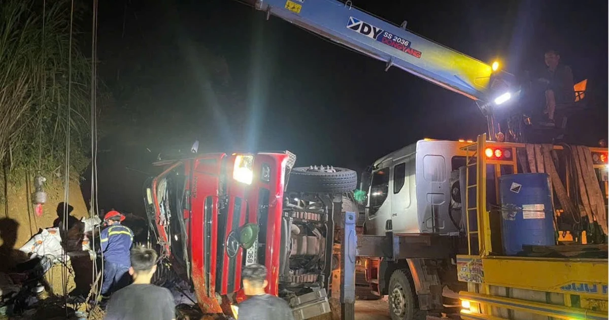 Cảnh giải cứu hai người mắc kẹt trong cabin xe tải bị lật trong đêm