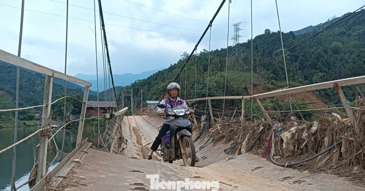 Kinh hãi cảnh người dân liều mình đi lại trên cầu treo vẹo vọ ở Lào Cai
