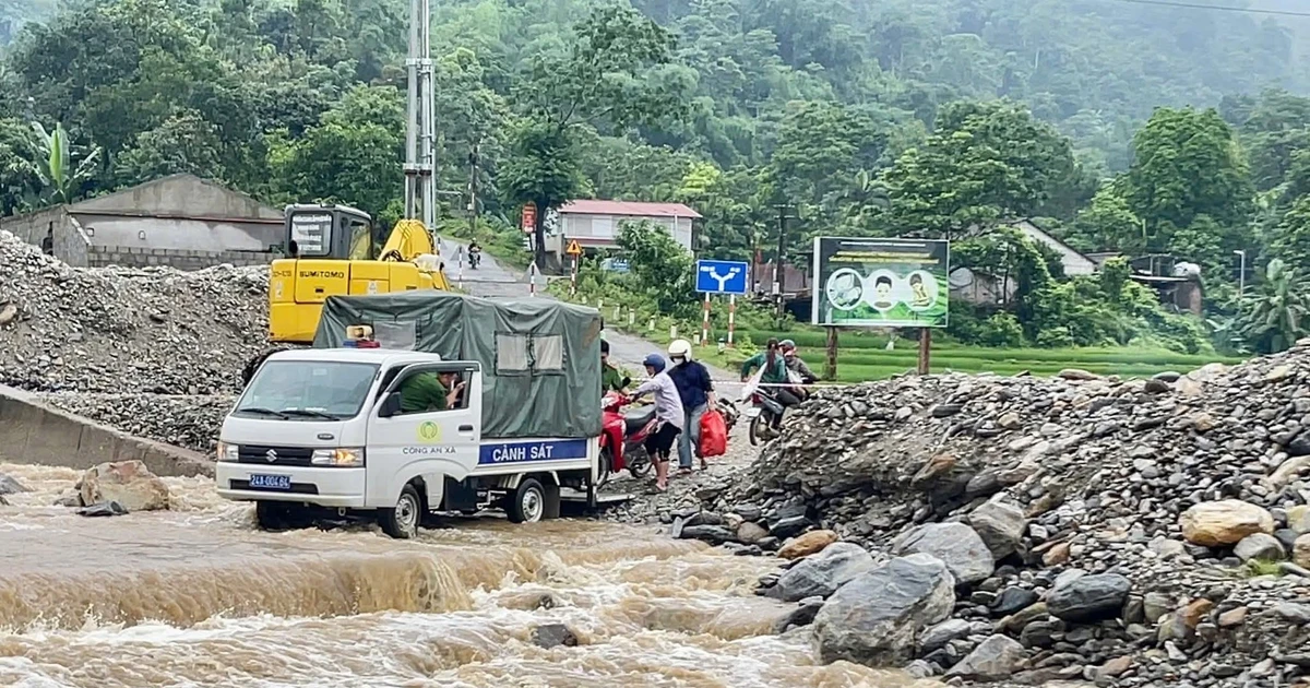 Mưa lớn kéo dài, công an dùng xe chuyên dụng chở học sinh vượt suối đến trường