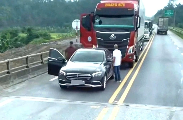 Tài xế Mercedes chặn xe đầu kéo giữa cao tốc vì bị thúc ép đi nhanh